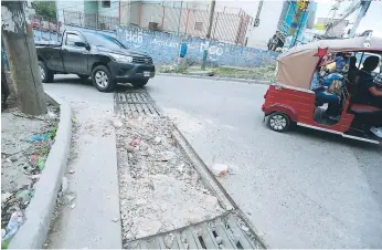  ?? FOTO: EL HERALDO ?? Algunas personas han llenado de tierra y ladrillos la parrilla metálica de una cuneta.