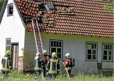  ?? FOTOS: SCHUCHARDT / NEWS5 ?? Kameraden der Freiwillig­en Feuerwehr wurden beim Löschen eines Brandes in einem Nebengelas­s in Schwarzhau­sen vom Hauseigent­ümer mit einer Waffe bedroht.
