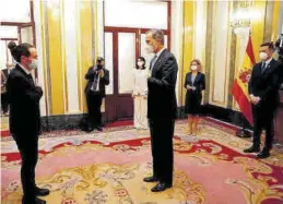  ?? REUTERS ?? Pablo Iglesias saluda al rey Felipe VI ante Pedro Sánchez, ayer.