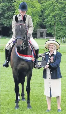  ?? Picture: Sian Lyon. ?? Receiving the supreme trophy from judge Mary Seivwright was Hilary Mackie and King Brex.