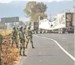  ??  ?? Hombres armados quemaron un tráiler que atravesaro­n en la carretera Celaya-Juventino Rosas.
