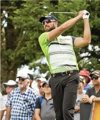  ?? PHOTO: NEV MADSEN ?? WINNING SWING: Daniel Pearce on the final hole of the 2017 Coca-Cola Queensland PGA Championsh­ip at City Golf Club.