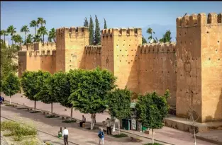  ??  ?? Encerclée par deux massifs montagneux, la citadelle de Taroudant est protégée par une muraille de 8 km de long d'une hauteur de 8 à 14 mètres, percée de portes anciennes.