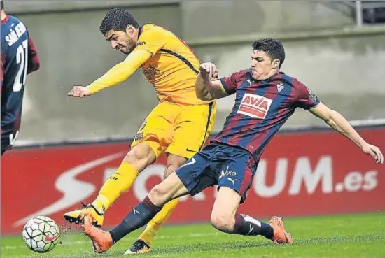  ?? ALVARO BARRIENTOS / AP ?? Luis Suárez chuta ante la oposición de Capa y Saúl Berjón para marcar su gol en el minuto 84