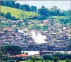  ?? FERDINANDH CABRERA/AFP ?? Smoke billows from destroyed buildings after government troops fired mortars at an Islamic State position in Marawi yesterday.