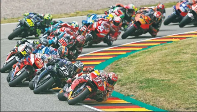  ??  ?? Marc Márquez lidera con la Honda la carrera de MotoGP en Sachsenrin­g de la temporada pasada, en uno de los circuitos que este año no tendrá gran premio.