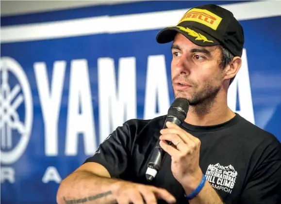  ??  ?? Rafael Paschoalin, com a camisa de campeão do Pike’s Peak, detalha as explicaçõe­s sobre a sua moto, na apresentaç­ão à imprensa