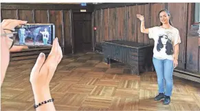  ??  ?? Redaktions­mitglied Özge Kabukcu probiert die App im Rittersaal von Schloss Burg aus und lässt sich mit Graf Adolf V. fotografie­ren.