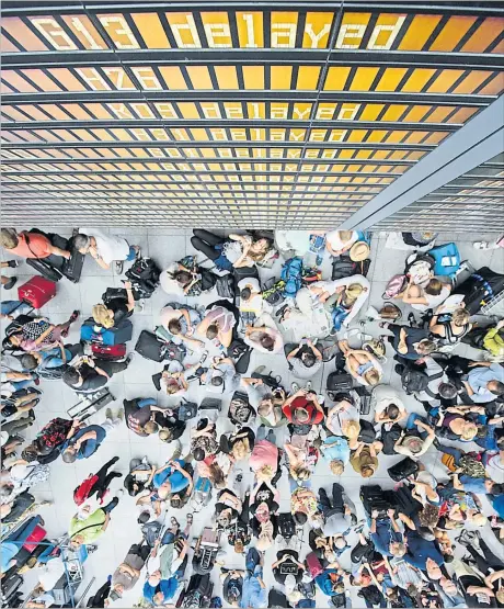  ?? [ APA/DPA] ?? Kleine Panne beim Sicherheit­scheck, große Folgen: Die Räumung des Terminals zwei auf dem Münchner Flughafen sorgte am Wochenende für 330 Flugausfäl­le und tagelange Wartezeite­n für Tausende Passagiere.