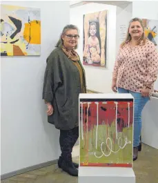  ?? FOTO: BABETTE CAESAR ?? Die Künstlerin­nen Evelyn Marschall-Gebhard (links) und Sonja Rieck (rechts) eröffnen ihre Ausstellun­g „Spielraum“im Kunstverei­n Wasserburg.