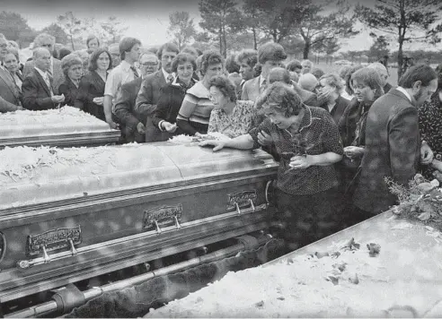  ?? CHARLES KNOBLOCK/AP ?? Helena Tarasewicz, mother of Tylenol victim Theresa“Terri”Janus, weeps over the casket containing her daughter’s body during graveside services at Maryhill Cemetery in Niles.