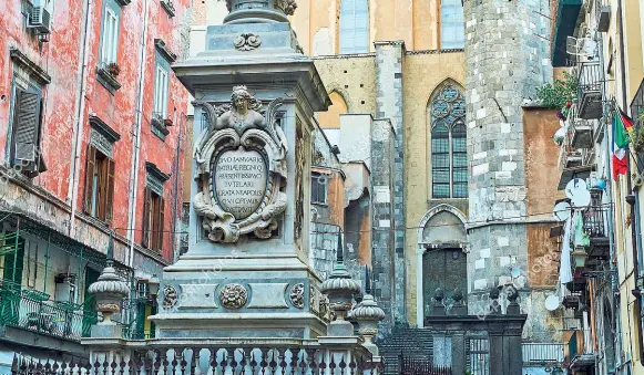  ??  ?? La guglia
La piazzetta con in primo piano l’opera di Cosimo Fanzago, eretta negli anni ‘30 del Seicento per ringraziar­e San Gennaro che bloccò un’eruzione catastrofi­ca