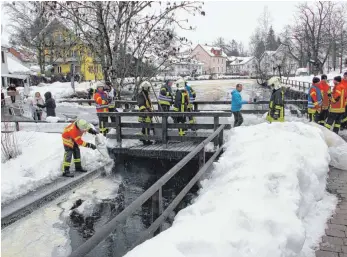 ?? FOTO: STS ?? Einsatzkrä­fte mehrerer Feuerwehre­n bekämpften am Montag einen Ölteppich auf dem Sauweiher.