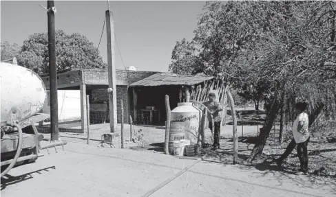  ?? FOTO: EL DEBATE ?? > Ante la sequía, reparten agua en pipa en las comunidade­s.