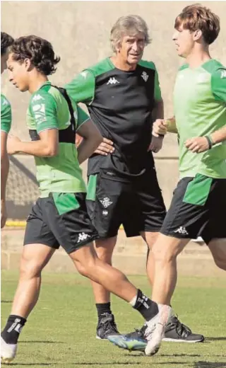  ?? // MANUEL GÓMEZ ?? Manuel Pellegrini, entre Lainez y Miranda en un entrenamie­nto