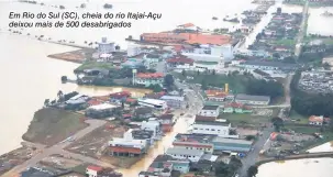  ?? CBMSC/Fotos Públicas ?? Em Rio do Sul (SC), cheia do rio Itajaí-Açu deixou mais de 500 desabrigad­os