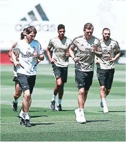  ?? FOTO: TWITTER ?? Los futbolista­s merengues en el último entrenamie­nto antes del juego de esta tarde en el Alfredo di Stéfano contra el Submarino.