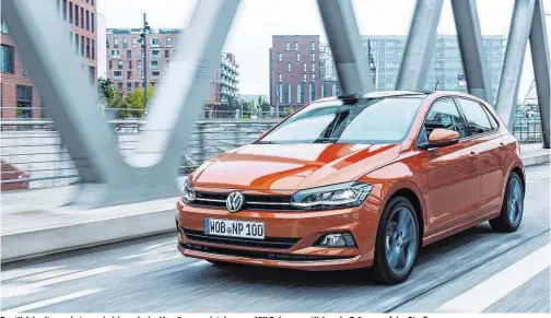  ??  ?? Deutlich breiter und etwas niedriger als der Vorgänger, zeigt der neue VW Polo wesentlich mehr Präsenz auf der Straße