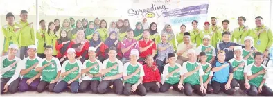  ??  ?? PENGHUNI Pusat Jagaan Anak-anak Yatim Al-Yakin (duduk) bersama Rusli (tengah, lima kanan) dan Rukmana serta ahli PRS Politeknik Sandakan.