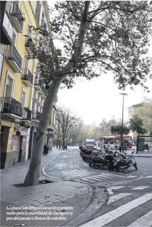  ?? ?? La plaza San Miguel es un importante nodo para la movilidad de Zaragoza y por ahí pasan 11 líneas de autobús.