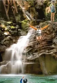  ??  ?? Unzählige Wasserfäll­e in der Dominikani­schen Republik laden zu Canyoning-Touren ein.