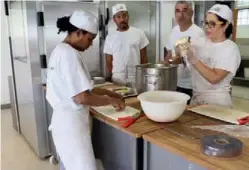  ??  ?? Outre les formations en cuisine et en service en salle, Cuisine mode d’emploi(s) propose un cursus dédié à la boulangeri­e.