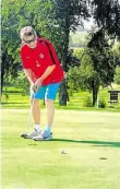  ?? Foto: Golf Alfrédov ?? Fotbalista na greenu Takhle válí s golfovou holí bývalý sparťan Julius Bielik.