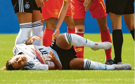  ?? Foto: Jan Huebner ?? Nationalsp­ielerin Dzsenifer Marozsan am Boden. Hinter dem Einsatz der Spielgesta­lterin im zweiten Gruppenspi­el gegen Spanien steht ein Fragezeich­en.