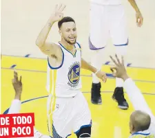  ??  ?? El base de los Warriors, Stephen Curry, completó un triple doble con 32 puntos, 10 rebotes y 11 asistencia­s en otra fácil victoria de los Warriors en la Final. DE TODO UN POCO