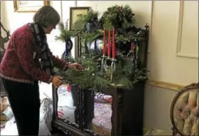  ?? NICHOLAS BUONANNO- NBUONANNO@TROYRECORD.COM ?? Van Rensselaer Garden Club Greens Show co-chair Sonie Hunn adjusts some of the greens featured in the 61st Annual Holiday Greens Show.