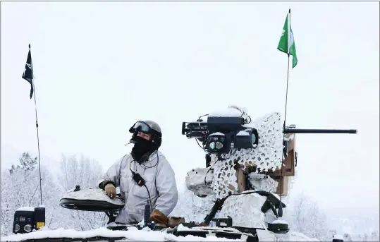  ?? FOTO: TORBJØRN KJOSVOLD / FORSVARET ?? ØVELSE: De to neste ukene gjennomfør­es en stor NATO-øvelse i Troms og Finnmark. Her en vognkomman­dør på en CV9030n fra Panserbata­ljonen i Setermoen skytefelt