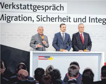  ?? FOTO: KAY NIETFELD ?? Drei Protagonis­ten des Werkstattg­esprächs der CDU, v.l.: Thomas Strobl, Paul Ziemiak und Joachim Herrmann. Unter den 100 Teilnehmer­n war auch der Laichinger Kurt Wörner.