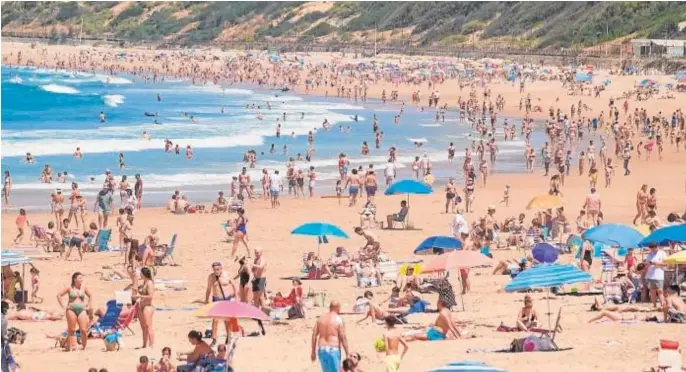  ?? // PACO MARTÍN ?? Aspecto que presentaba este pasado mes de mayo la playa de El Puerto de Santa María cuando ya se levantó la prohibició­n de movilidad entre provincias