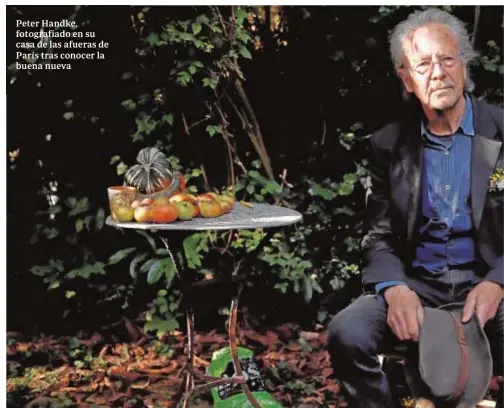  ??  ?? Peter Handke, fotografia­do en su casa de las afueras de París tras conocer la buena nueva