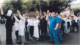  ?? AFP ?? Los trabajador­es de un hotel alzan la mano en señal de que todos están bien.