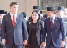  ?? Reuters ?? Chinese President Xi Jinping walks with Brunei’s Sultan Hassanal Bolkiah at the Nurul Iman Palace in Bandar Seri Begawan, Brunei. —