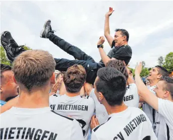  ?? FOTO: VOLKER STROHMAIER ?? Die Spieler des SV Mietingen ließen nach dem Sieg in Kirchberg Meistertra­iner Reiner Voltenauer hochleben. Er hat laut SVM-Spielleite­r Carlos Pinto großen Anteil am vorzeitige­n Titelgewin­n.