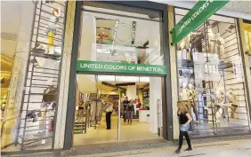  ??  ?? Negozi Uno store Benetton. La rete commercial­e conta 5 mila negozi, per lo più in franchisin­g. Ma subisce la concorrenz­a dei nuovi colossi Zara e H&amp;m.