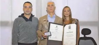  ?? FOTO CORTESÍA ?? Carlos, en 2019, junto al concejal Robert Bohorquez (izq.) y su novia, Sandra Rivera (der.), recibió la Orden al Mérito Don Juan del Corral.