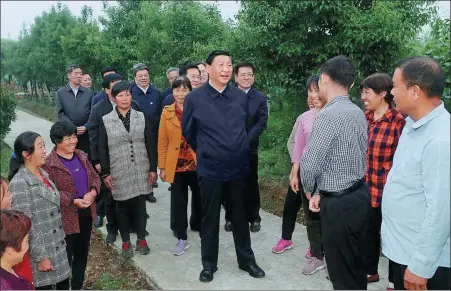  ?? WANG YE / XINHUA ?? President Xi Jinping talks with residents in Zouzhuang, a village in Nanyang, Henan province, on Thursday afternoon. He was informed about the resettleme­nt of people due to the South-to-North Water Diversion Project, and measures to develop specialty industries and boost the incomes of resettled residents.