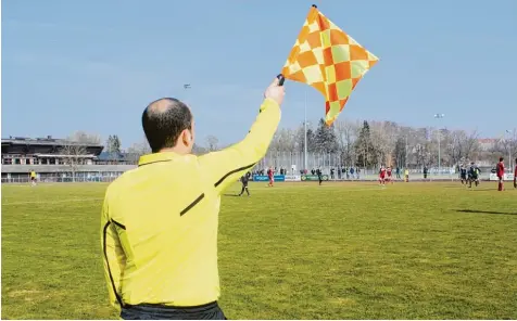  ?? Foto: Margit Messelhäus­er ?? Wenn die Fahne nach oben schnellt, weiß jeder, was gemeint ist: Ein Spieler steht im Abseits. Der Weltverban­d Fifa denkt darüber nach, die Abseitsreg­el zu streichen. Das würde auch die Fußballer in der Region betreffen.