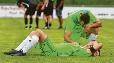  ?? Foto: Marcus Merk ?? Am Boden zerstört war Margertsha­usens Kapitän Sinan Özkan, nachdem der Abstieg des SSV feststand. Der Trost seines Mannschaft­skameraden Bozhidar Georgiev erreichte ihn kaum.