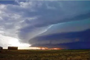  ?? Matthew Cappucci/ Washington Post ?? A rotating supercell thundersto­rm takes on a “mothership” appearance as it moves south of Lakin, Kan. A report has been released on gaps in radar coverage and weather accuracy.