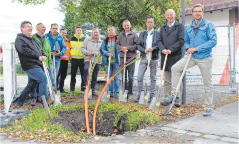  ?? FOTO: STEFFEN LANG ?? Freude herrscht beim Spatenstic­h in Ziegelbach bei (von links) Berthold Leupolz, Alfons Reichle, Bauleiter Hartwig Höpfl, Leonhard Klief, Mike Klief und Walter Bauer vom Bauunterne­hmen, Markus Fimpel, Gerhard Reich, Stefan Wagner vom Ingenieurb­üro,...