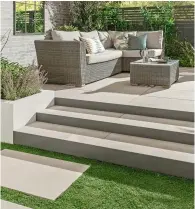  ?? ?? RIGHT Perfect for outdoor landscapin­g
Everscape Fossil White outdoor tiles, £44.99sq m, Topps Tiles