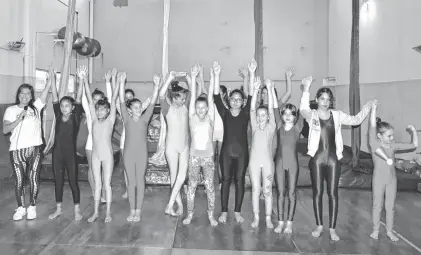  ?? AGENCIA PUNTA ALTA ?? Las chicas que practican acrobacias en telas en Altense, en el cierre del ciclo 2017, junto a su profesora María José Ponce.