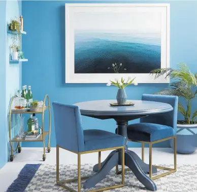  ?? ?? Left: The soothing blues reflected in this artwork, make this inviting, intimate dining area feel as though it could be underwater.