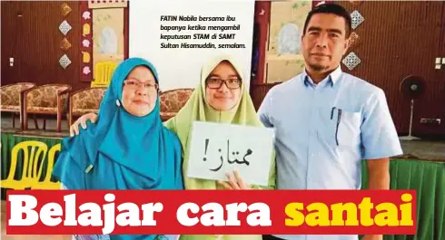  ??  ?? FATIN Nabila bersama ibu bapanya ketika mengambil keputusan STAM di SAMT Sultan Hisamuddin, semalam.