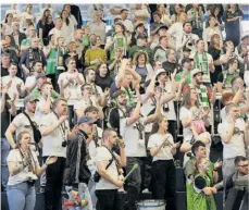  ?? ?? 150 Trierer Fans fiebern mit beim Auswärtssp­iel in der Halle am Berg Fidel.