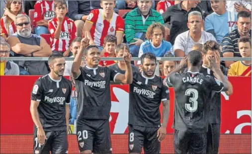  ??  ?? ALEGRÍA. Luis Muriel celebra junto a sus compañeros el tanto del triunfo del Sevilla ante el Girona.